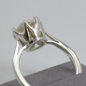 Solitaire engagement ring setting