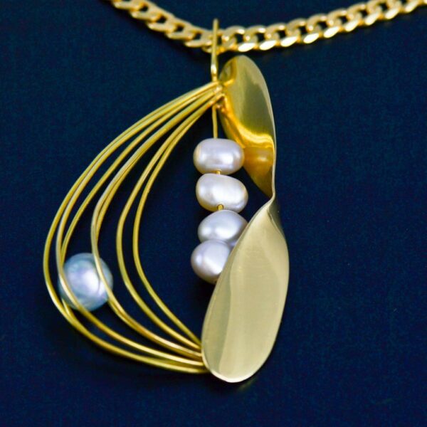 Gold & pearl aviation sailing pendant laying