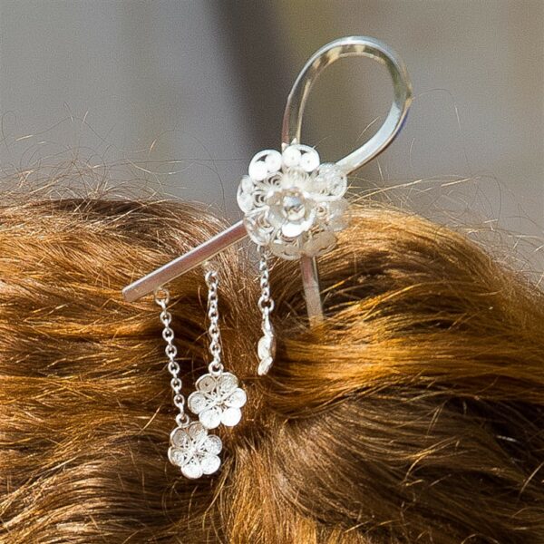 Silver filigree wedding hair pin closeup of tope