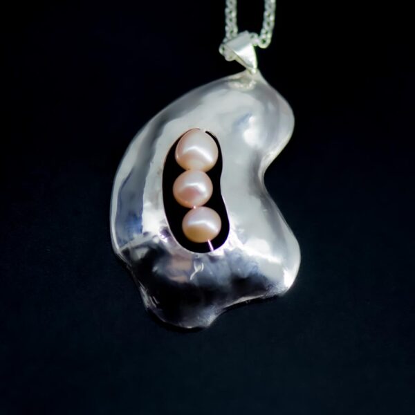 Elegant Silver Contour Pearl Pendant