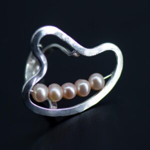 Elegant Silver Contour Pearl Ring