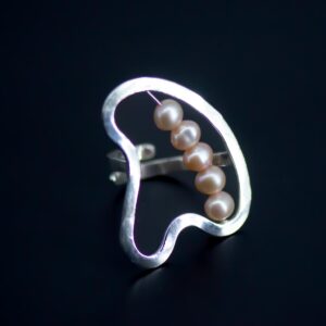 Elegant Silver Contour Pearl Ring side