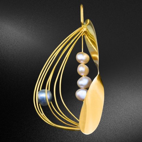 gold & pearl aviation sailing pendant Gold & pearl aviation sailing pendant upright